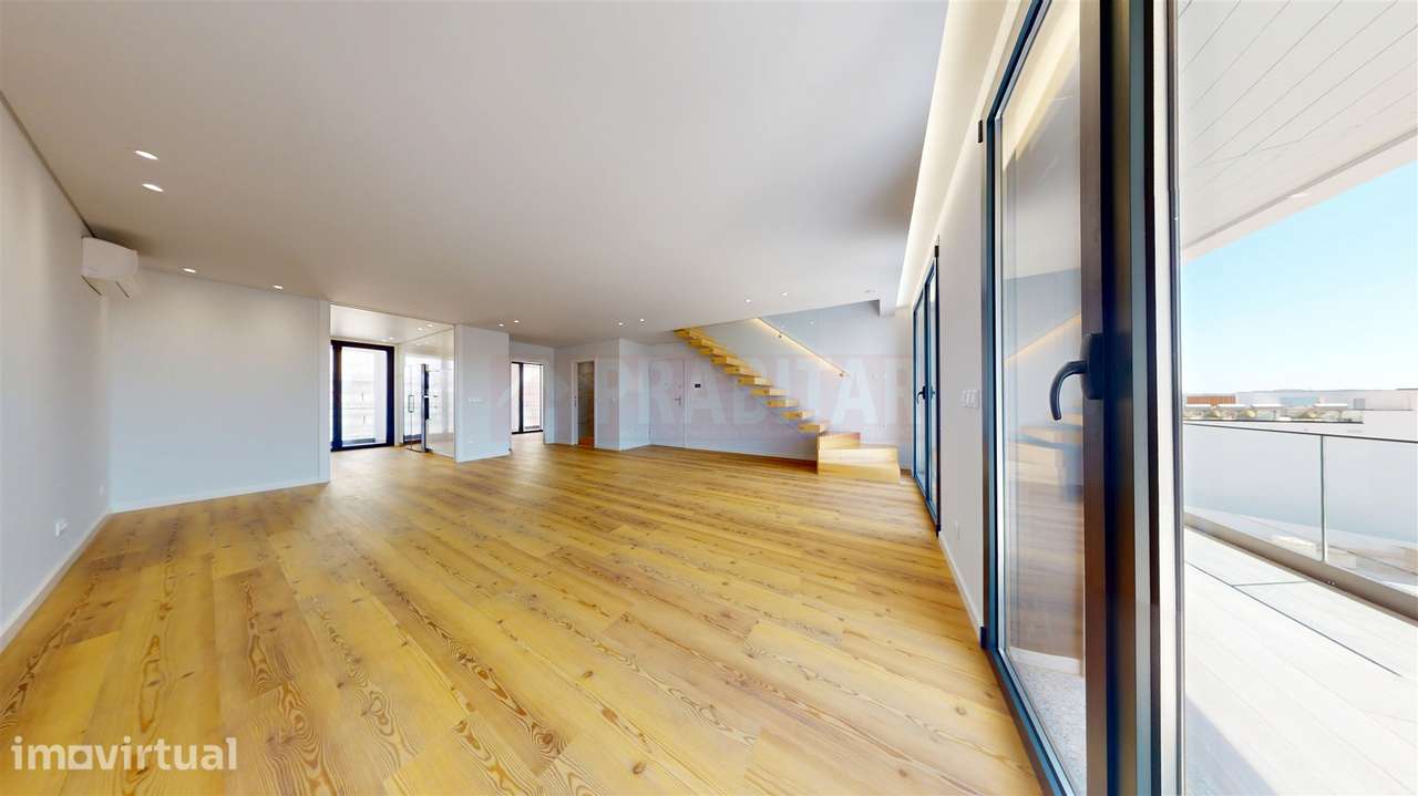 T4 Duplex com 3 Suítes, Grandes Varandas, Garagem e Vistas Desafogadas - Grande imagem: 4/27