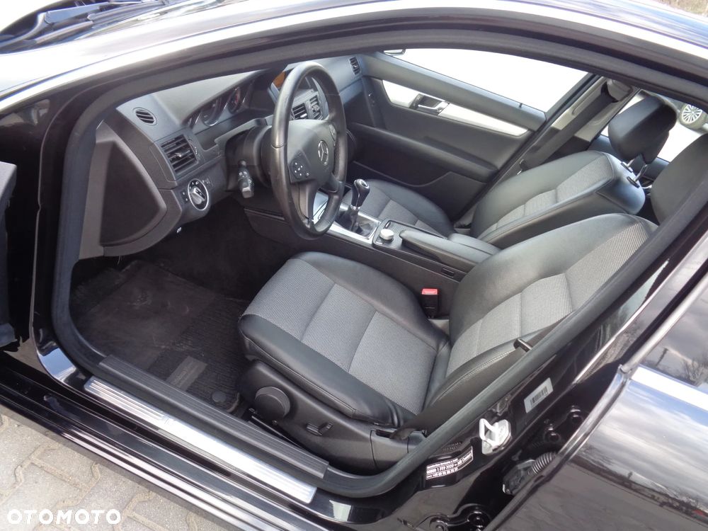 Mercedes-Benz Klasa C 180 CGI BlueEFFICIENCY Avantgarde - 14
