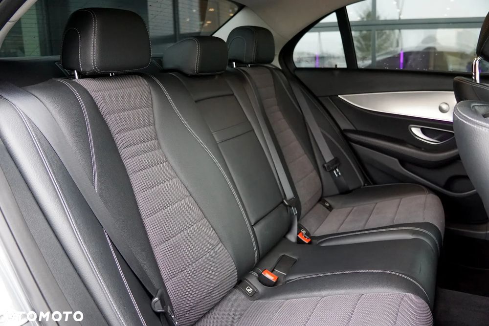 Mercedes-Benz Klasa E 220 d 4-Matic 9G-TRONIC - 23