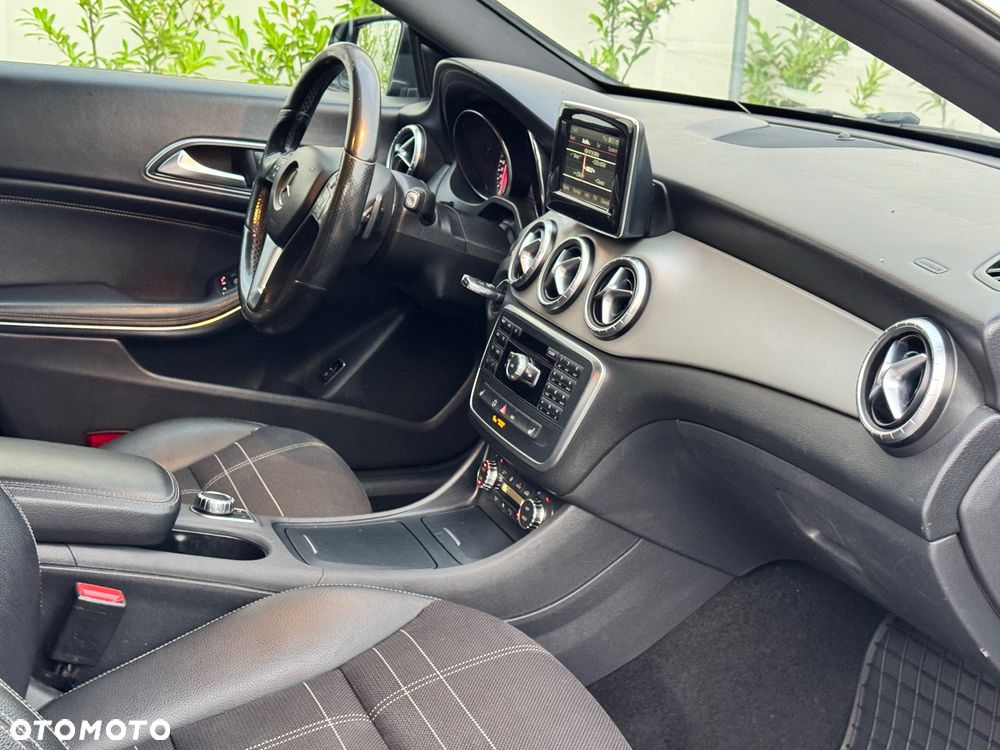 Mercedes-Benz CLA 180 7G-DCT - 20