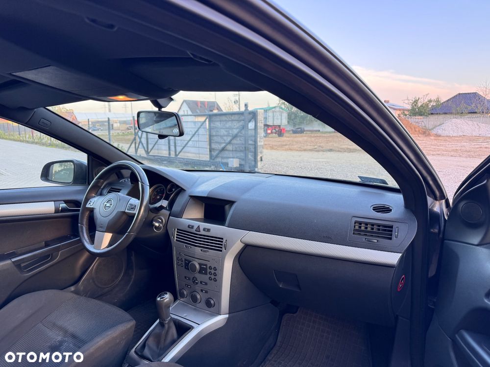 Opel Astra III GTC 1.6 Cosmo - 2
