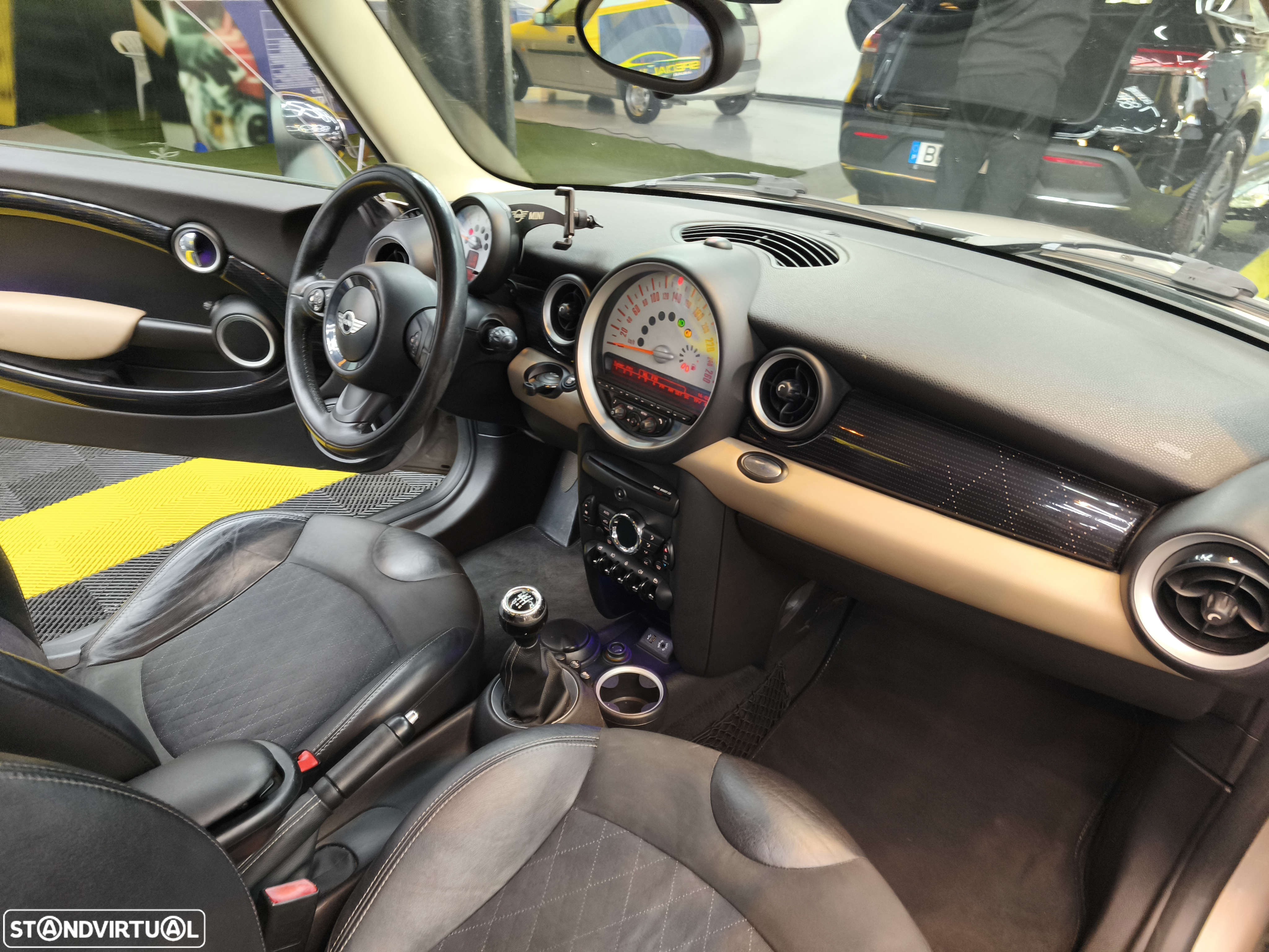 MINI 3 Portas One D - 19