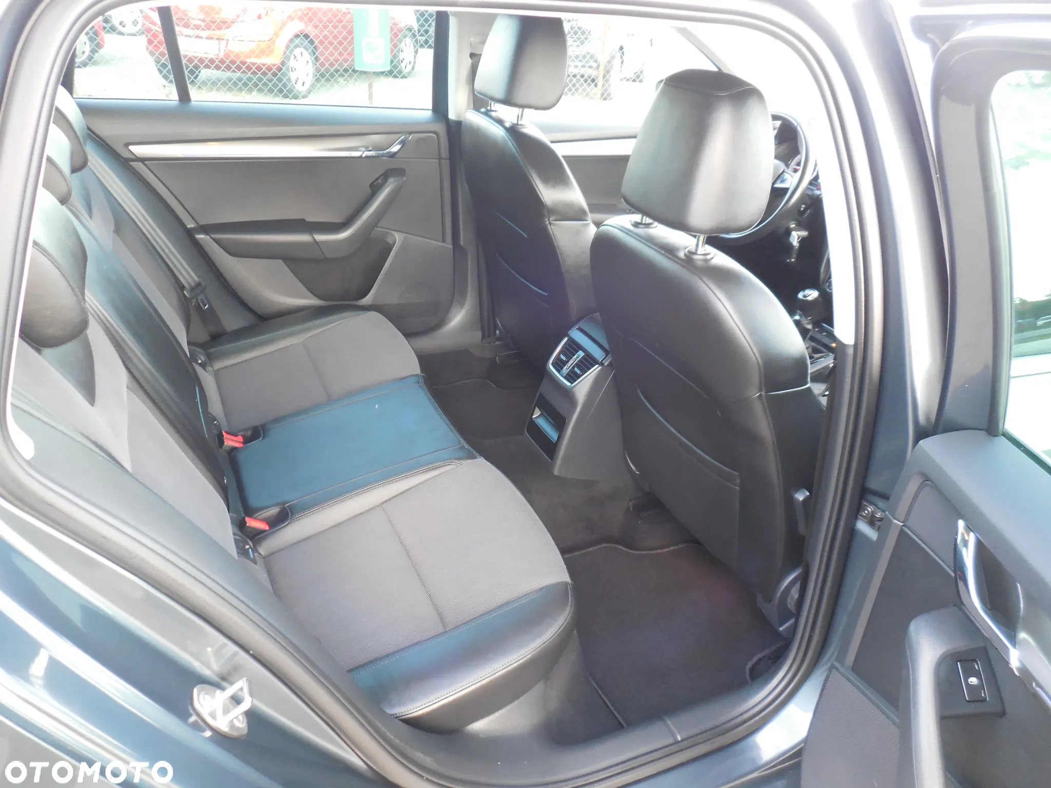 Skoda Octavia Combi 2.0 TDI Premium Edition - 11
