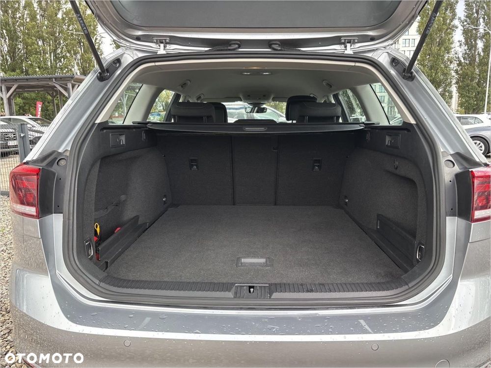Volkswagen Passat Variant 2.0 TDI SCR Business DSG - 16