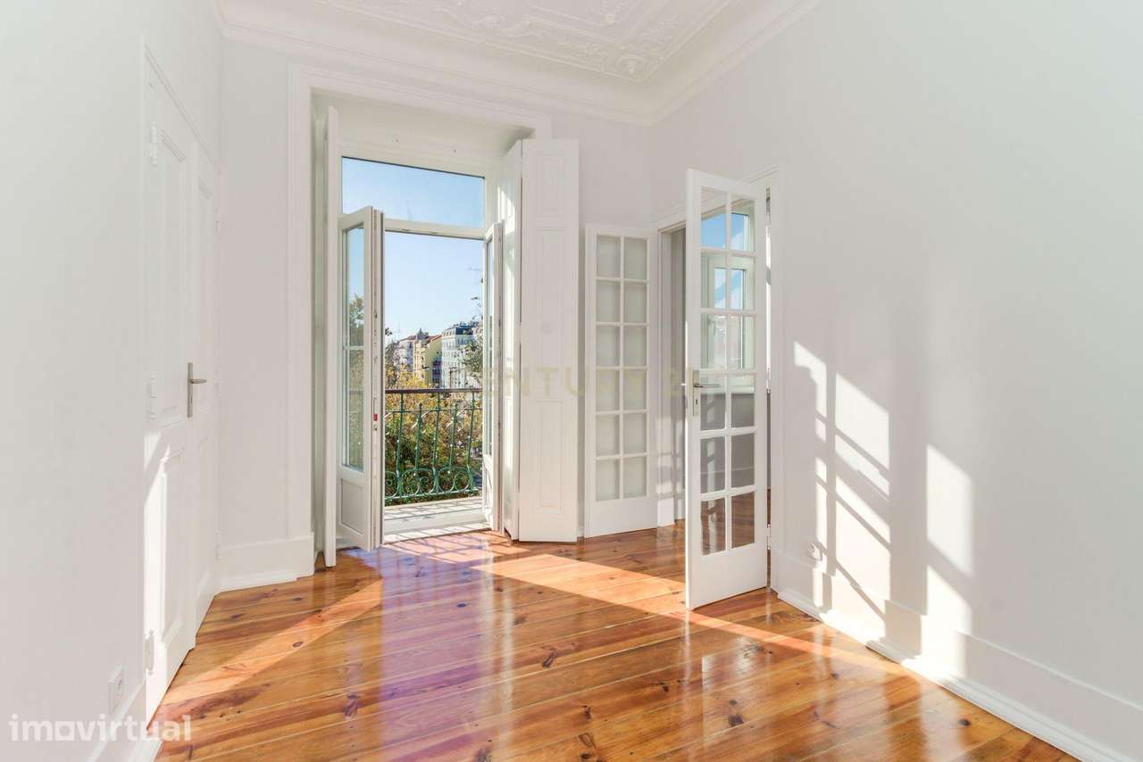 Arrendamento de apartamento T3+1 totalmente remodelado na Av. Almirant - Grande imagem: 4/30