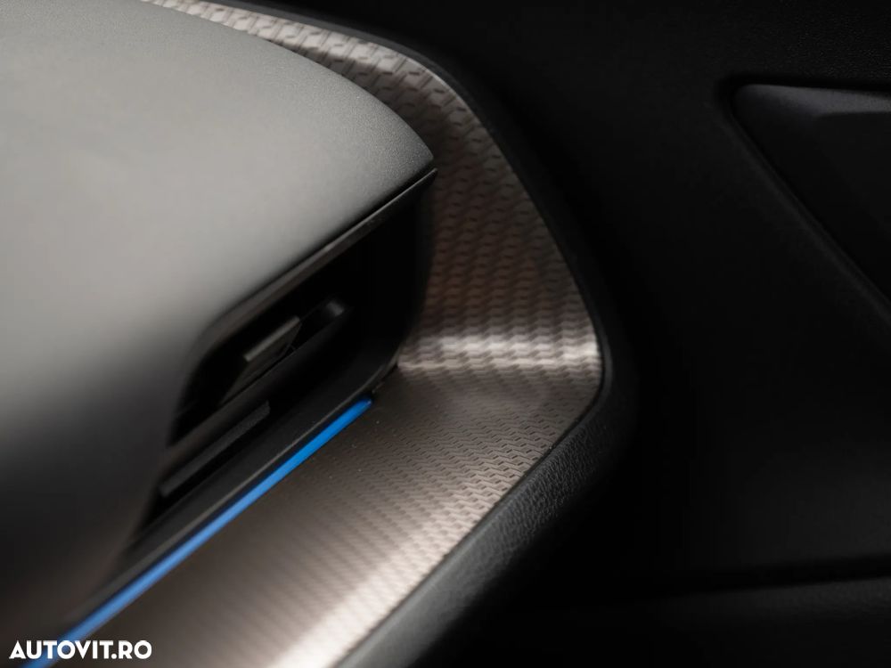 Toyota Prius ver-2-0-fwd-phev-dynamic - 11