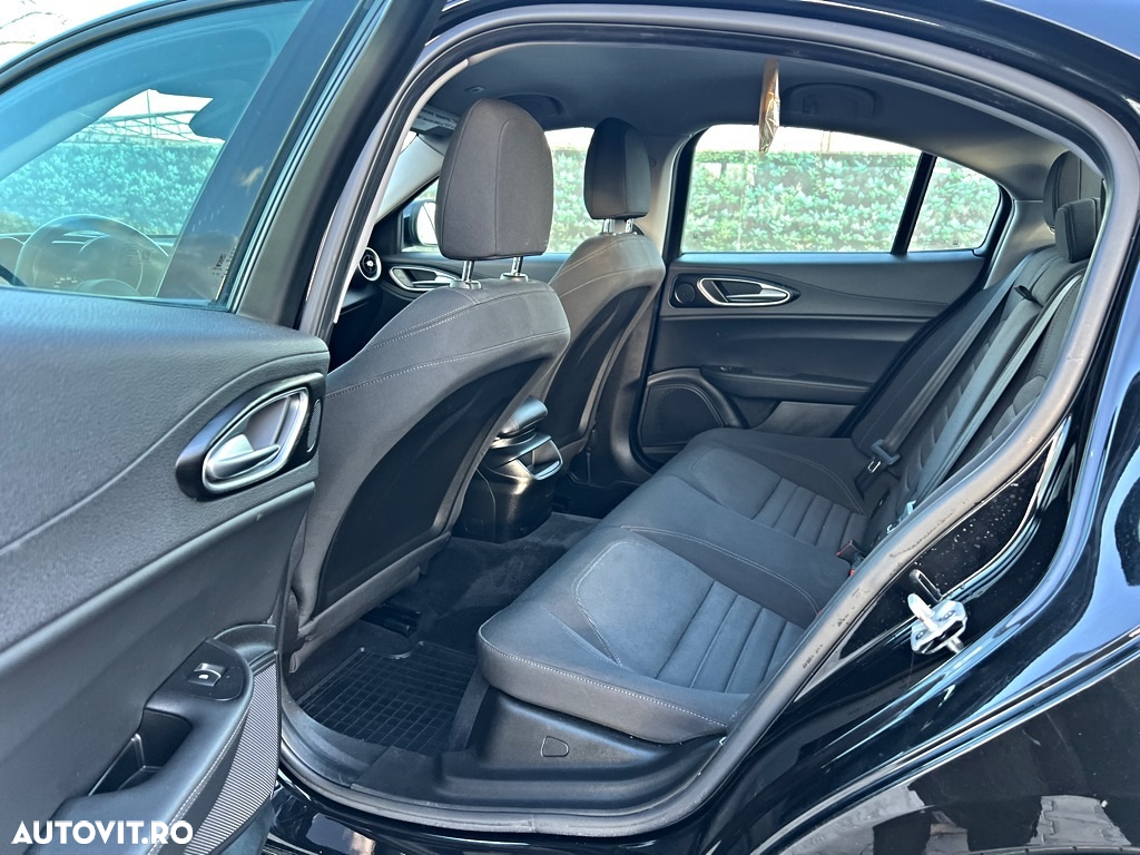 Alfa Romeo Giulia 2.2 JTDM Super - 8