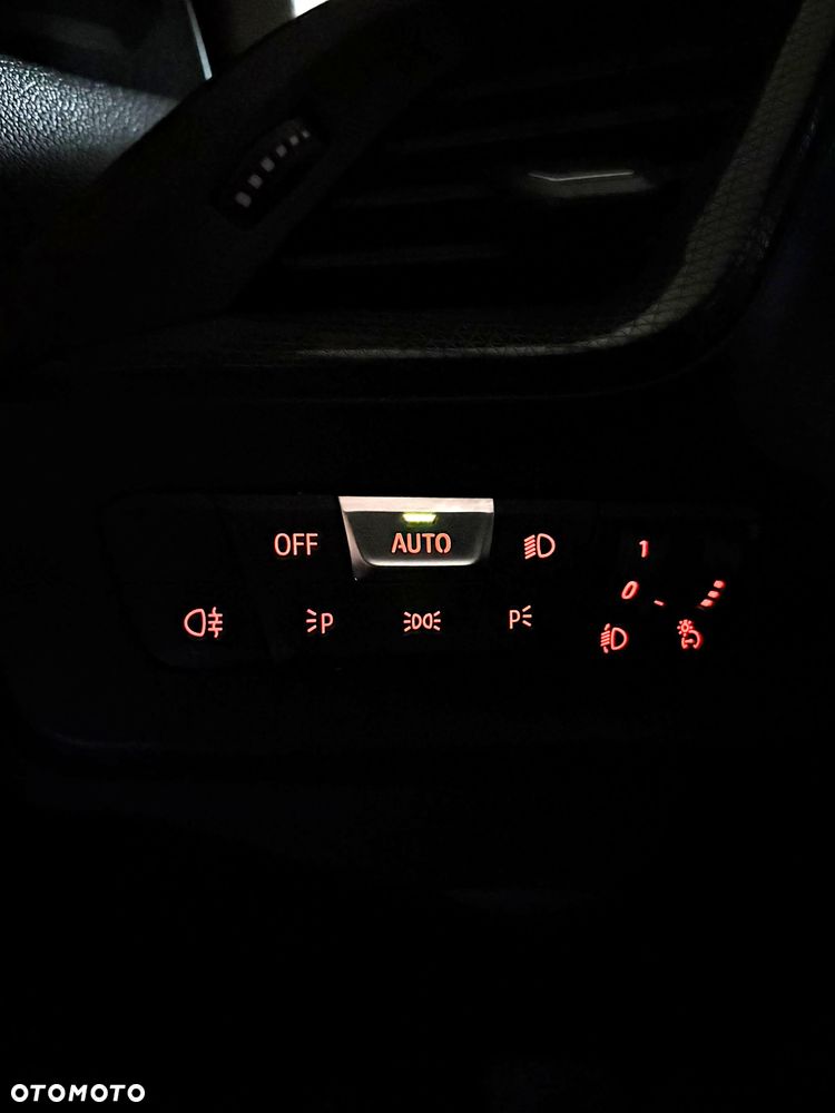 BMW Seria 3 318i M Sport - 24