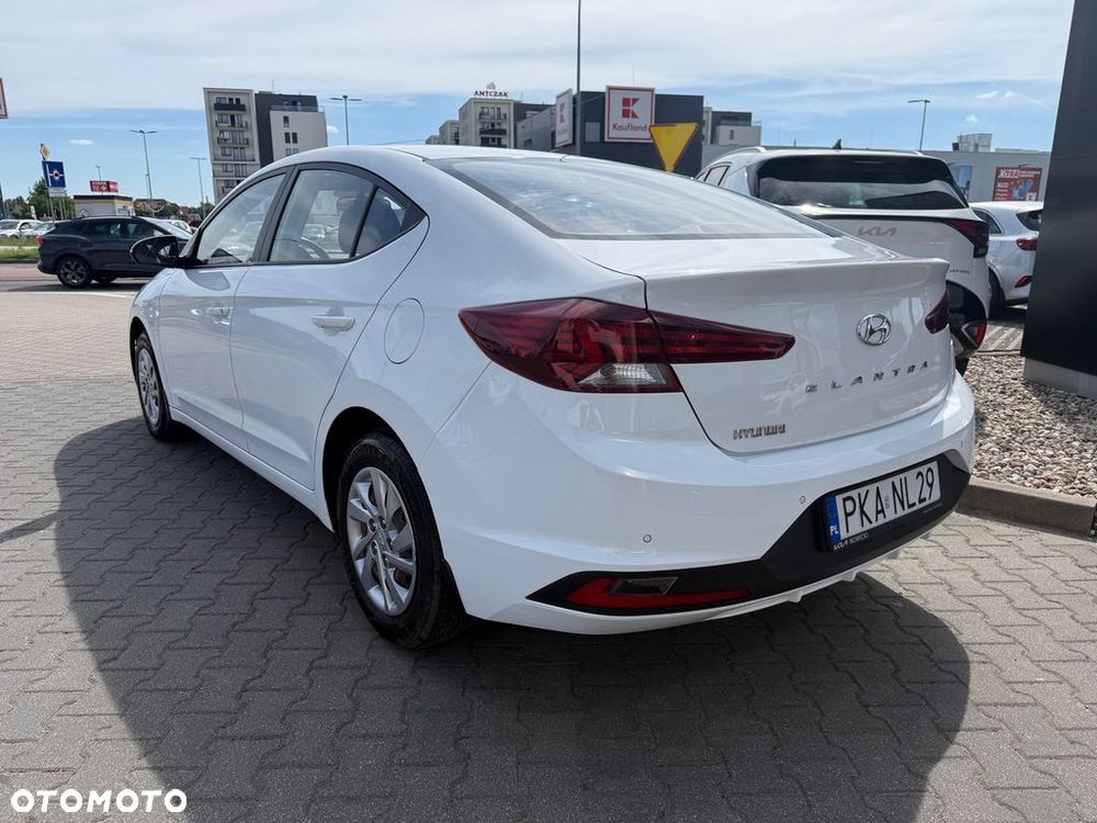 Hyundai Elantra 1.6 Classic Plus - 11