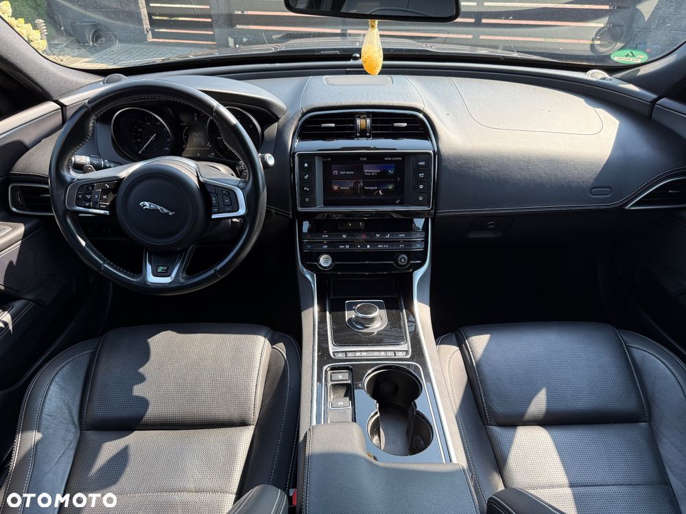 Jaguar XE 20d AWD R-Sport - 29