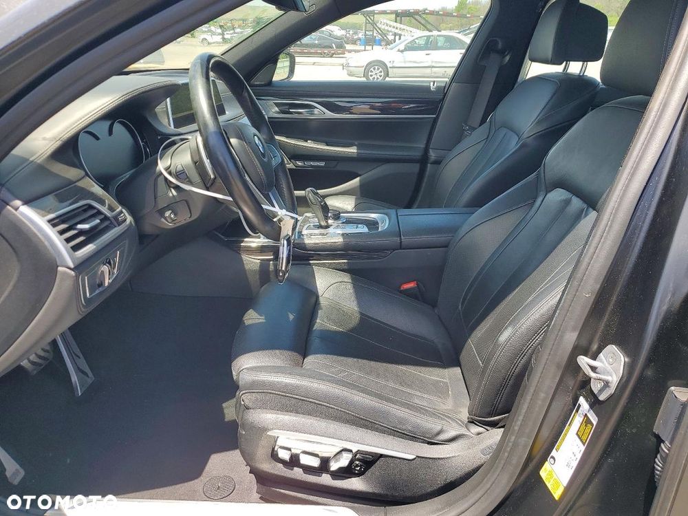 BMW Seria 7 740i - 8