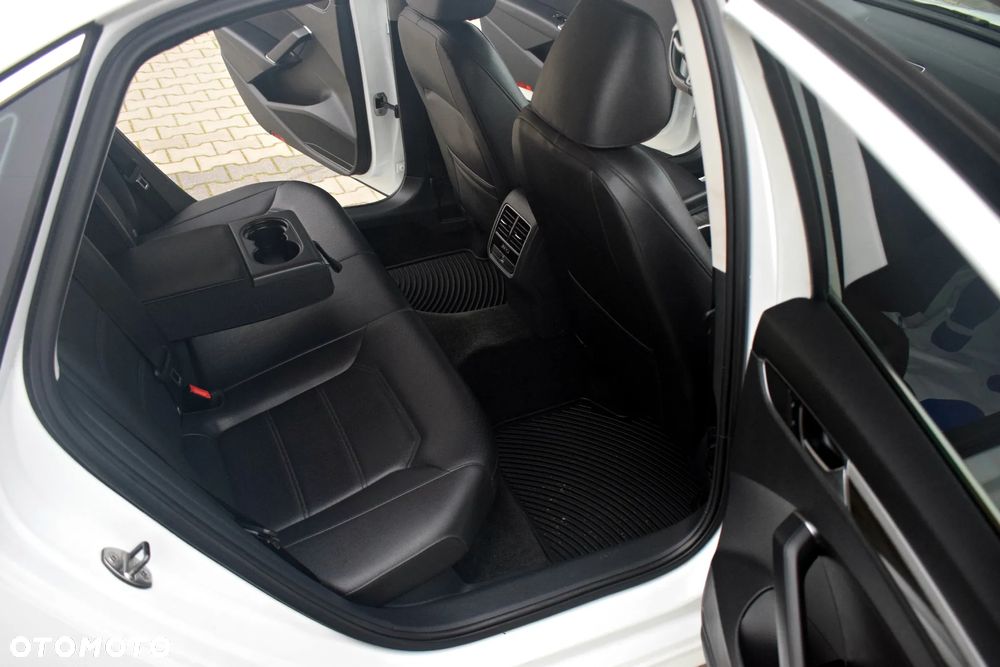 Volkswagen Passat - 33