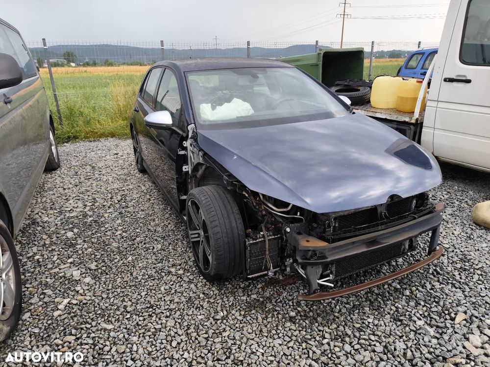 Volkswagen Golf - 1