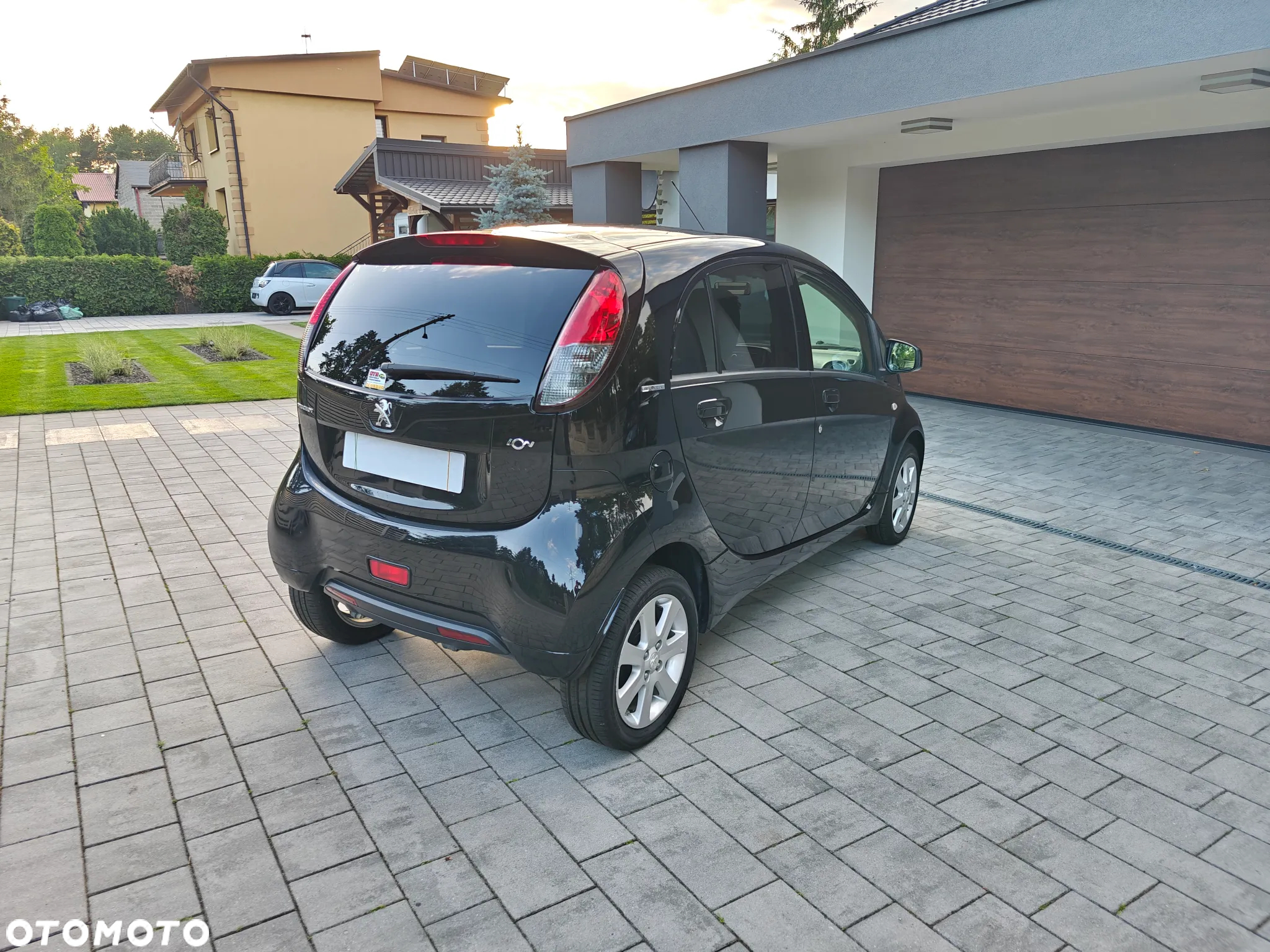 Peugeot iOn Standard - 8