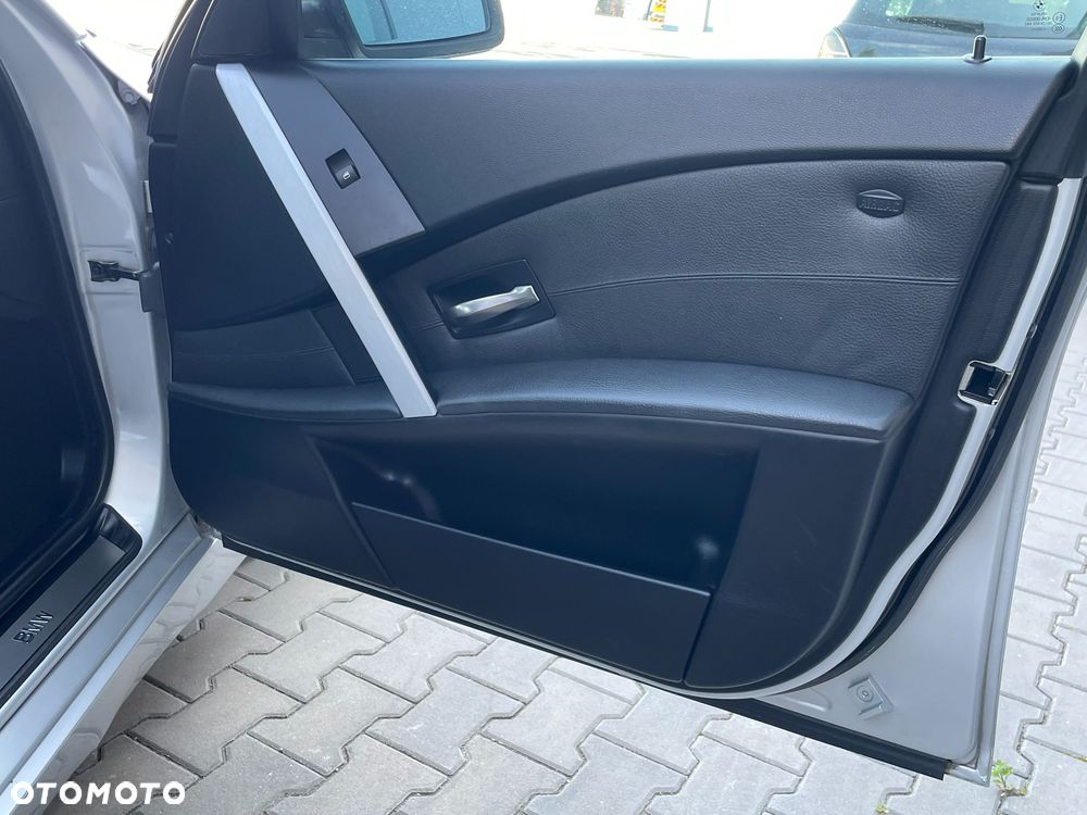BMW Seria 5 525i - 23