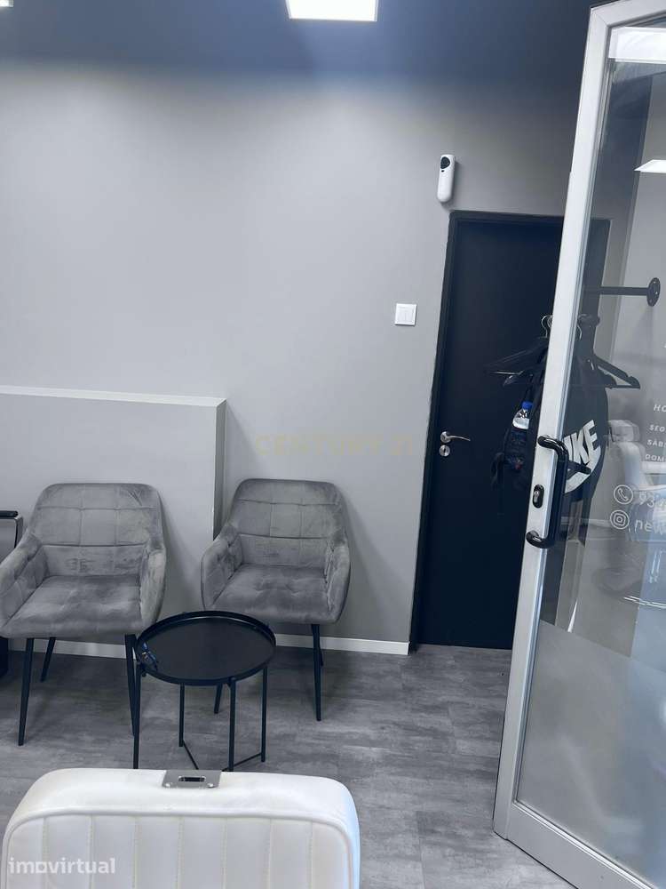 Loja com Excelente Montra em Zona Residencial de Grande Passagem - Grande imagem: 3/13