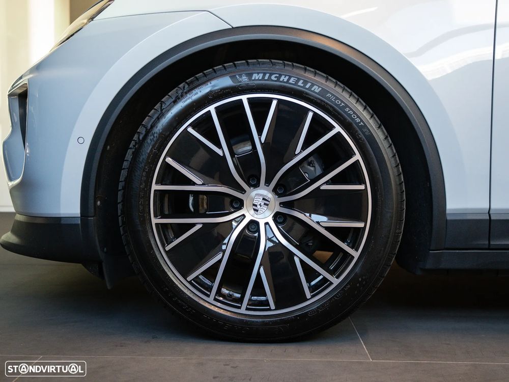 Porsche Macan Electric 4 - 13
