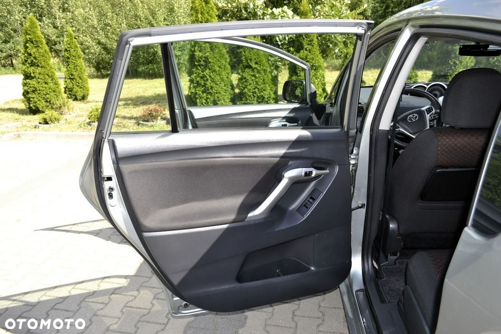 Toyota Verso 1.8 Premium - 24