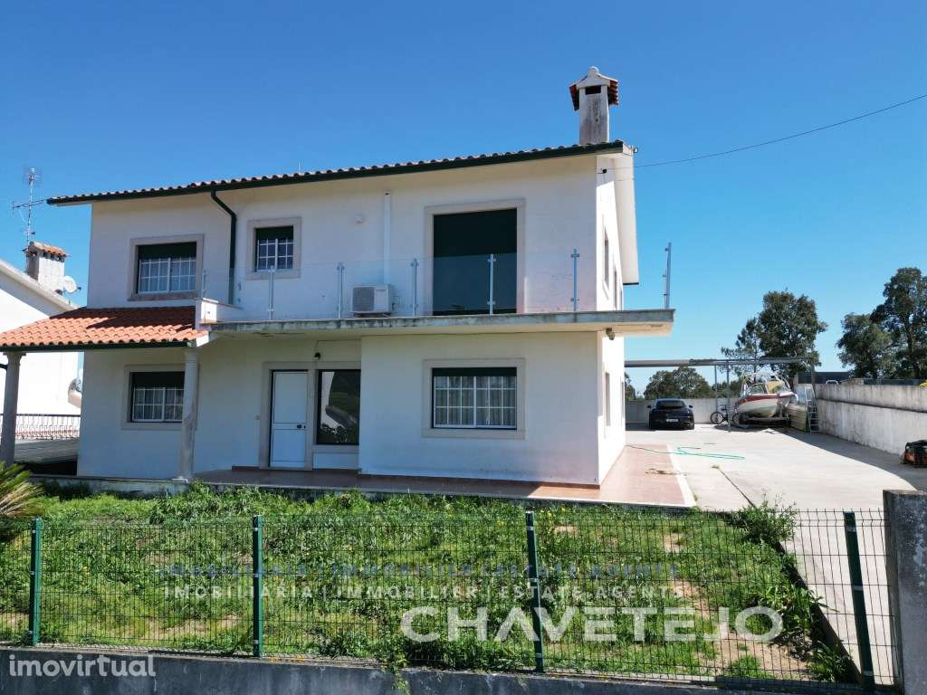 Moradia T4 com portão automático, situada em zona tranquila e a pou... - Grande imagem: 2/32