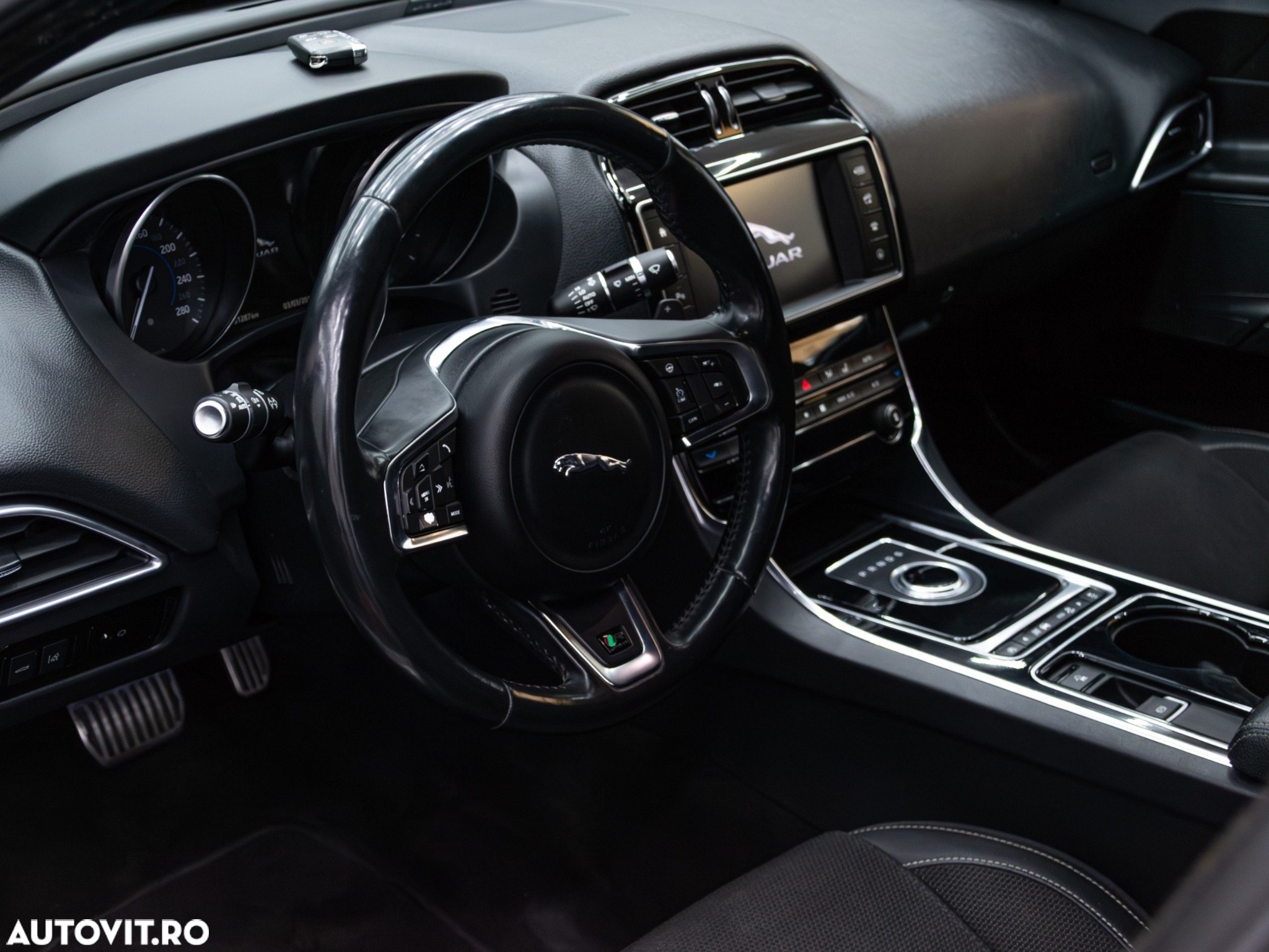 Jaguar XE 2.0 R-Sport - 6