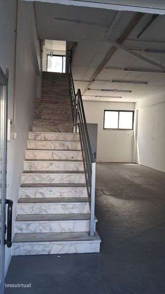 Pavilhão industrial em Santa Marta do Pinhal - Grande imagem: 2/6