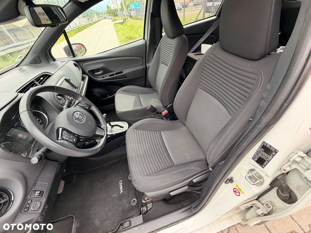 Toyota Yaris Hybrid 100 Business Edition - 17