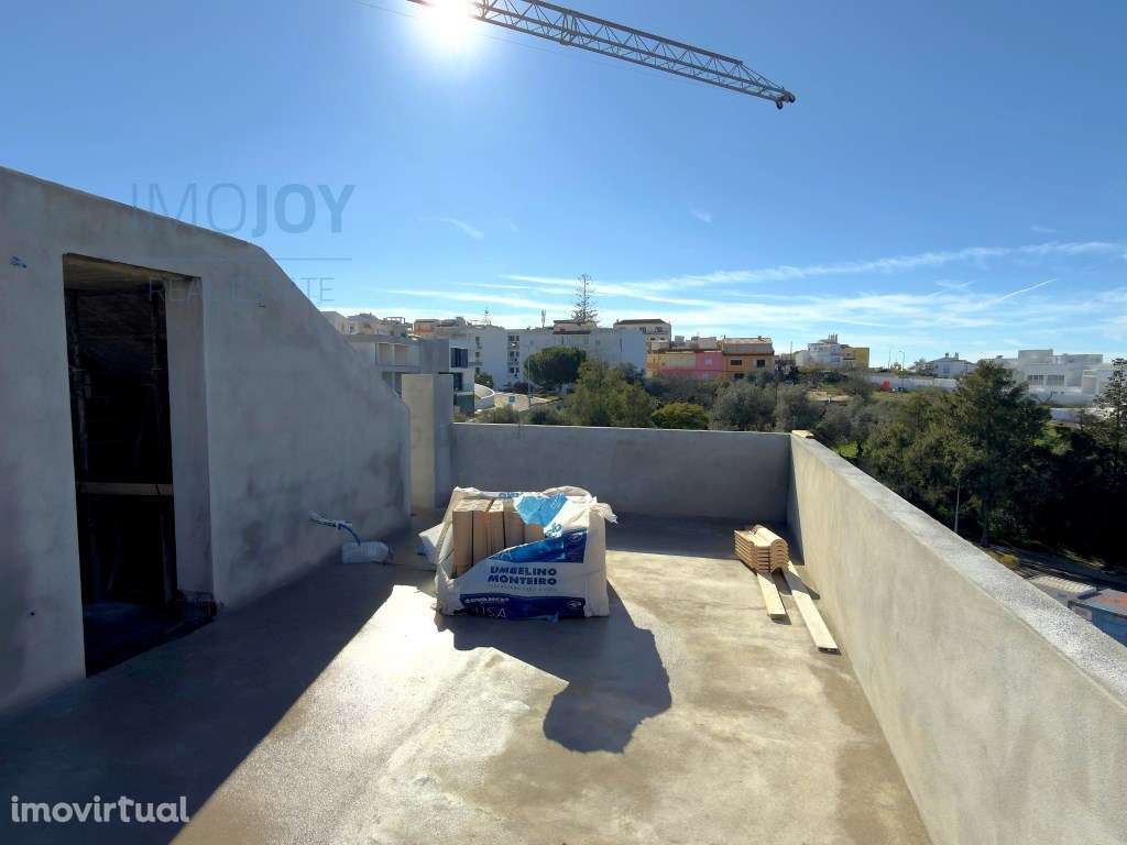 Moradia V3 + 1 Com Vista Rio no Parchal, Lagoa - Grande imagem: 4/42