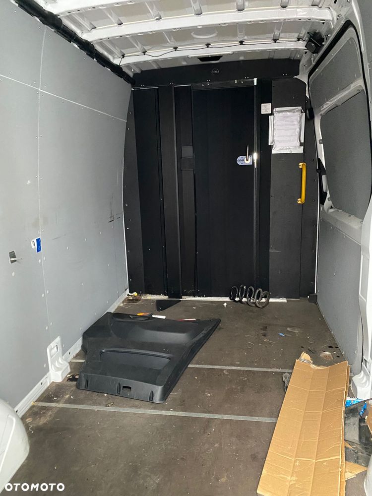 Mercedes-Benz Sprinter - 12