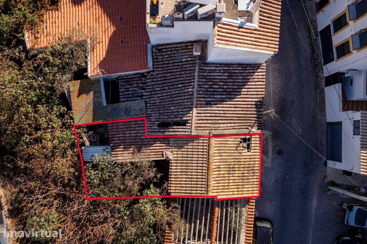 Moradia para Remodelação Total no Centro de Lagos – Excelente Oportuni - Grande imagem: 2/6