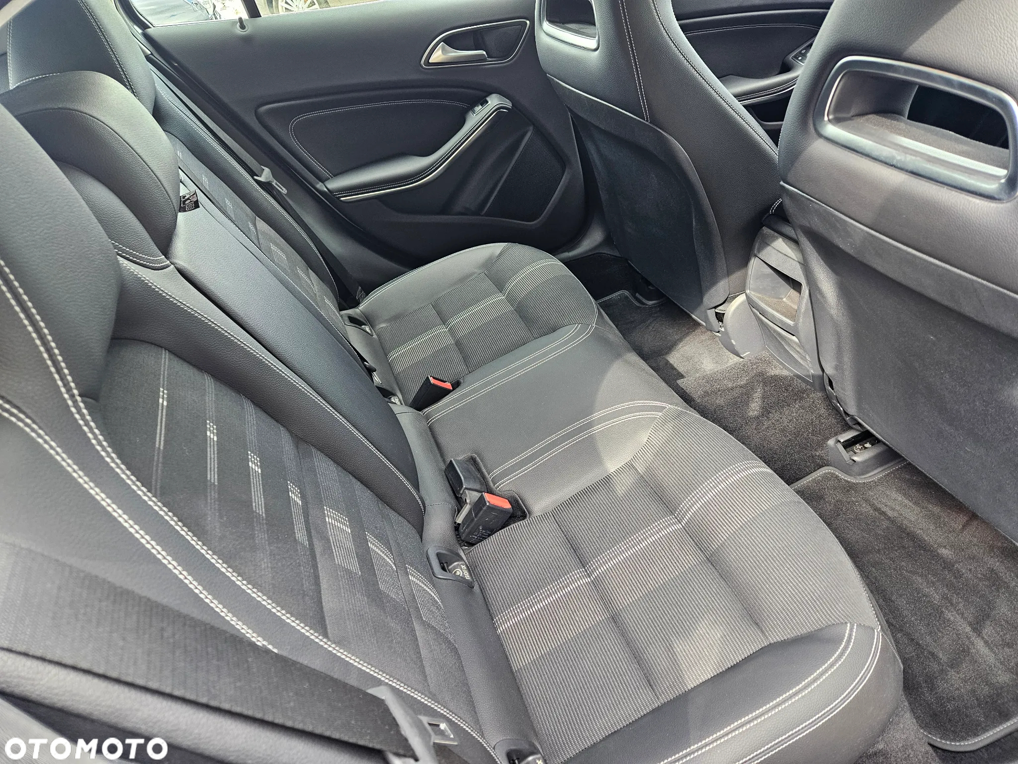 Mercedes-Benz GLA 180 UrbanStyle Edition - 20