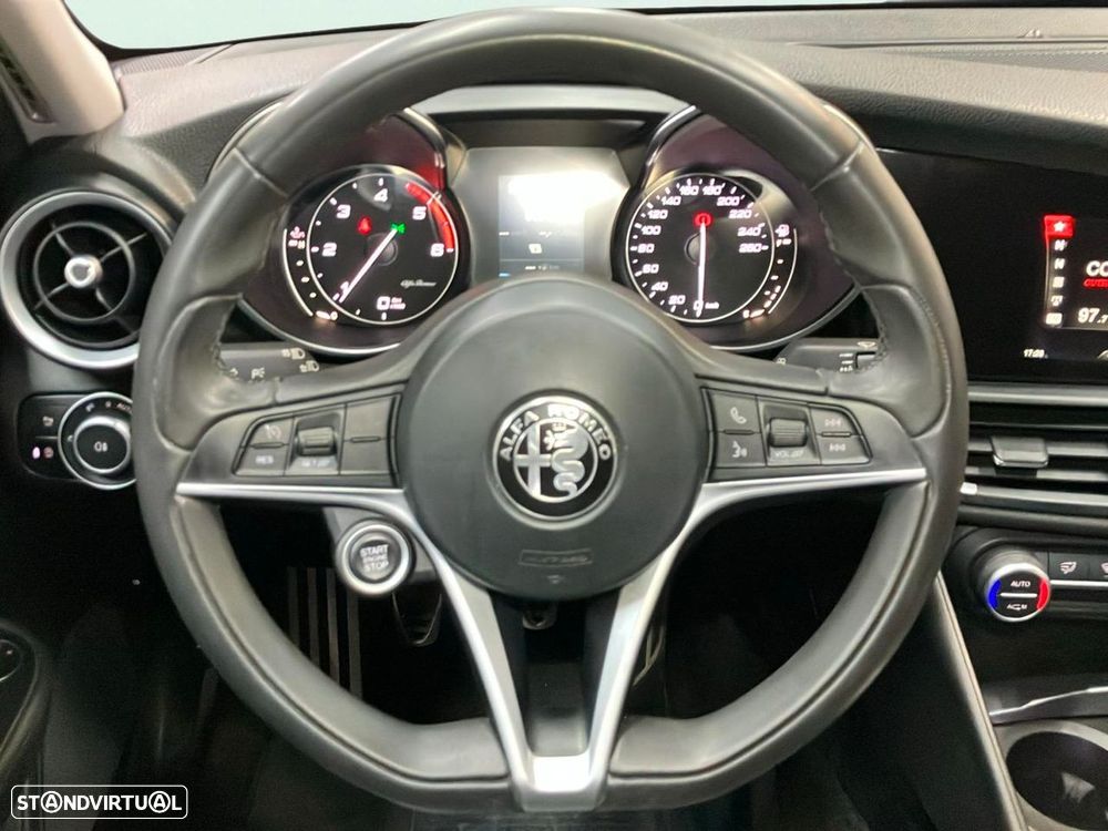 Alfa Romeo Giulia - 11