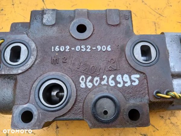 Sekcja rozdzielacza hydraulicznego zawór New Holland 8970A - 16