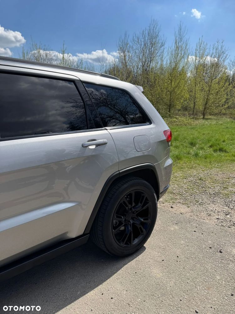 Jeep Grand Cherokee - 23