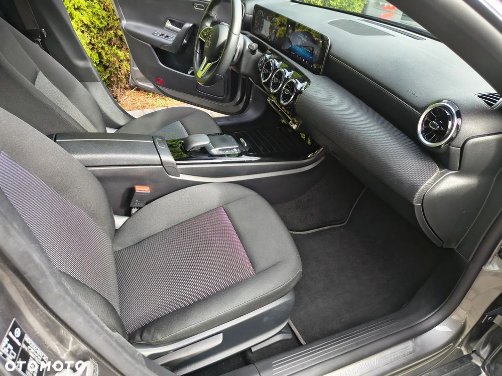 Mercedes-Benz CLA 180 7G-DCT - 32