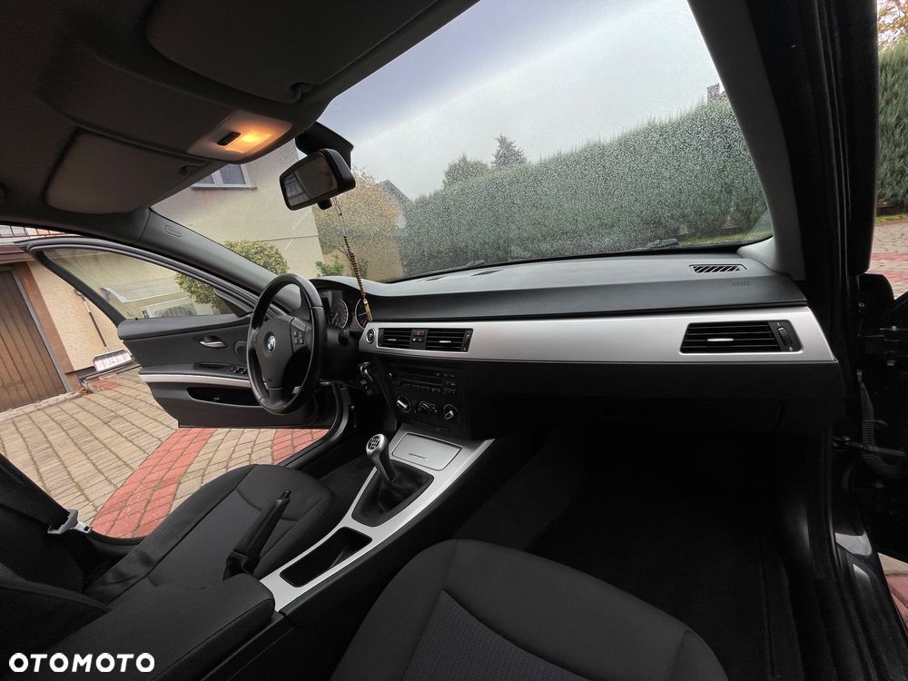 BMW Seria 3 318i Touring - 31