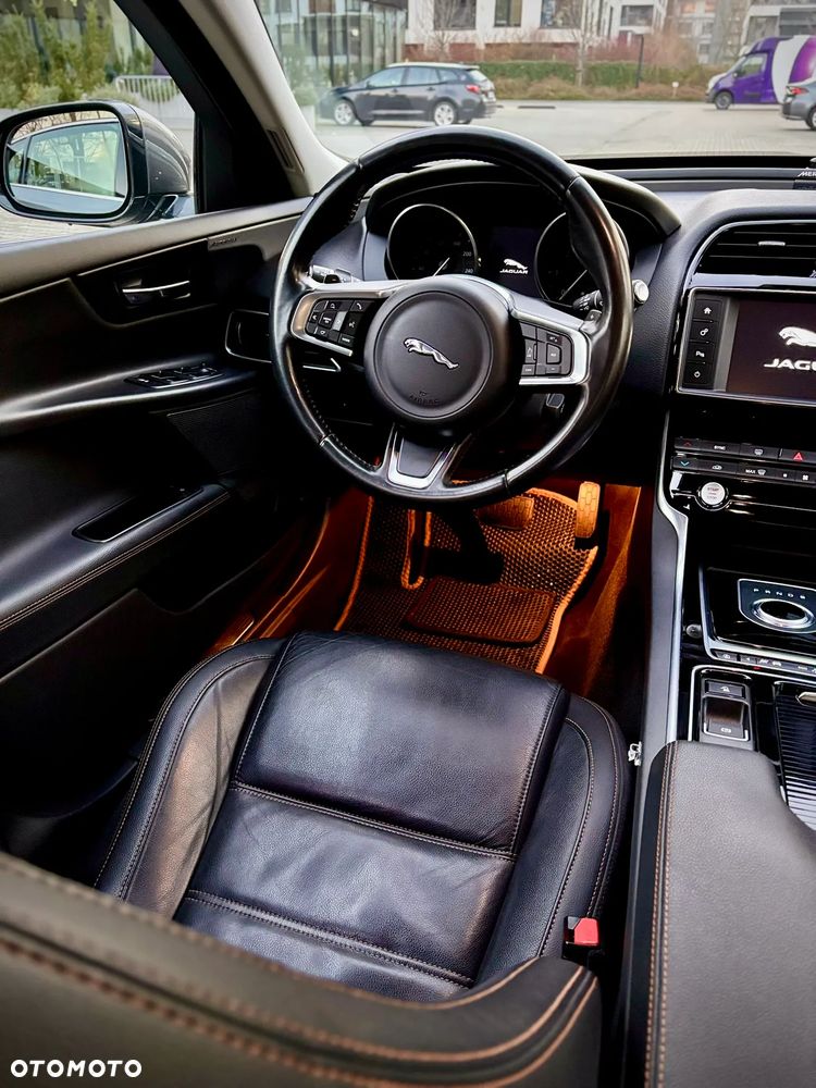 Jaguar XE 2.0 D Prestige - 24