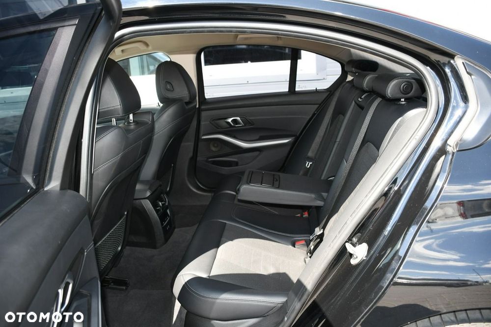 BMW Seria 3 320d mHEV - 30