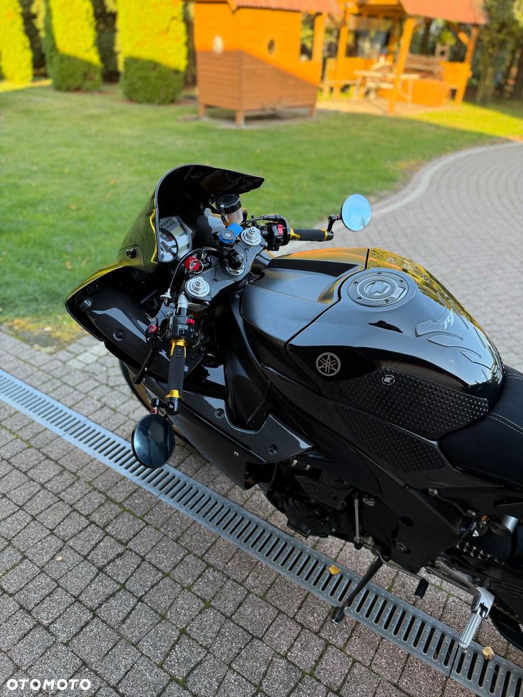 Yamaha R1 - 22