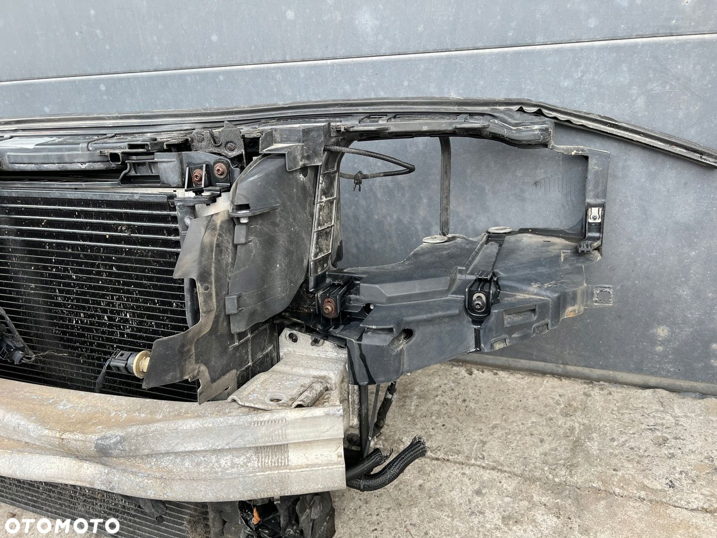 PAS PRZEDNI WZMOCNIENIE CHŁODNICE AUDI A8 D3 3.0 TDI KOMPLETNY - 2