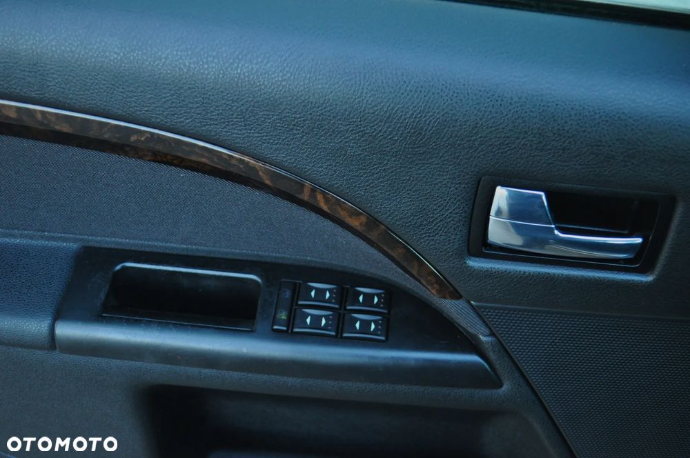 Ford Mondeo 1.8 Ghia - 29