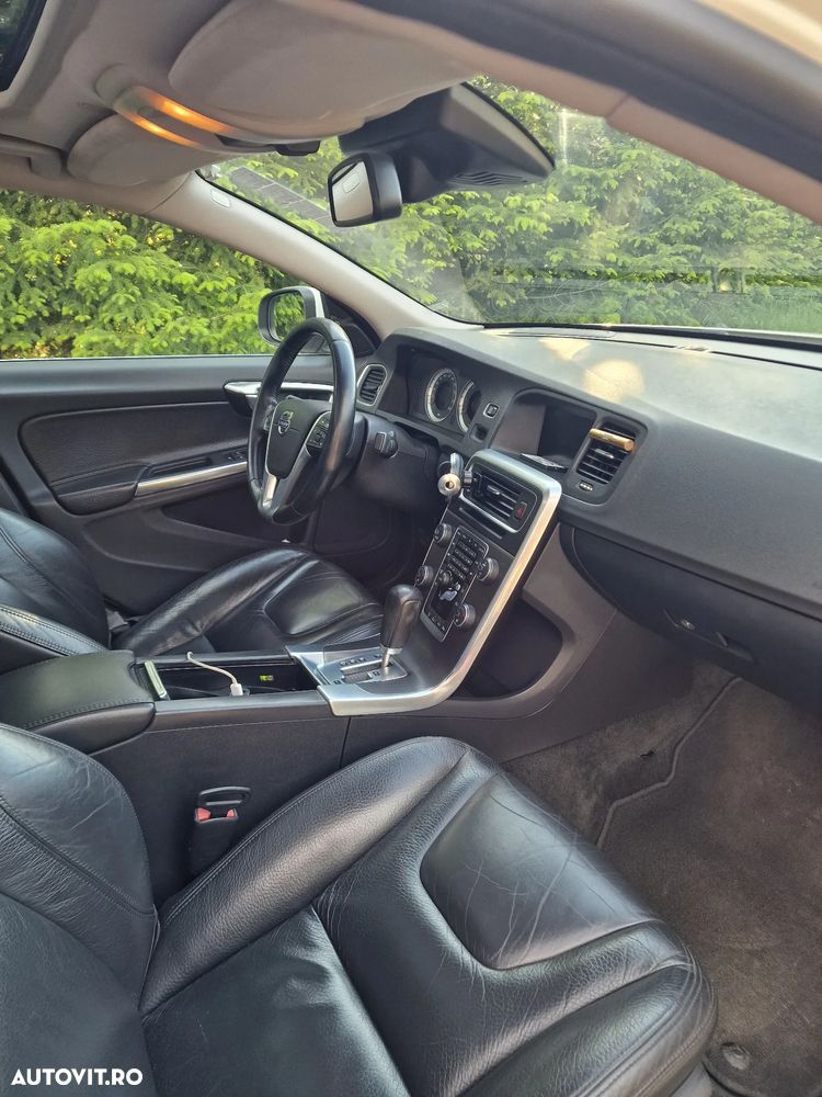 Volvo S60 D5 AWD Geartronic Summum - 4