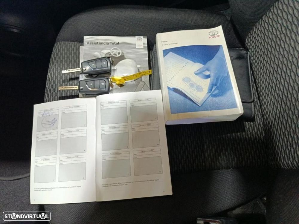 Toyota Hilux 2.4 D-4D 4WD CD 5Lugares c/iva - 4