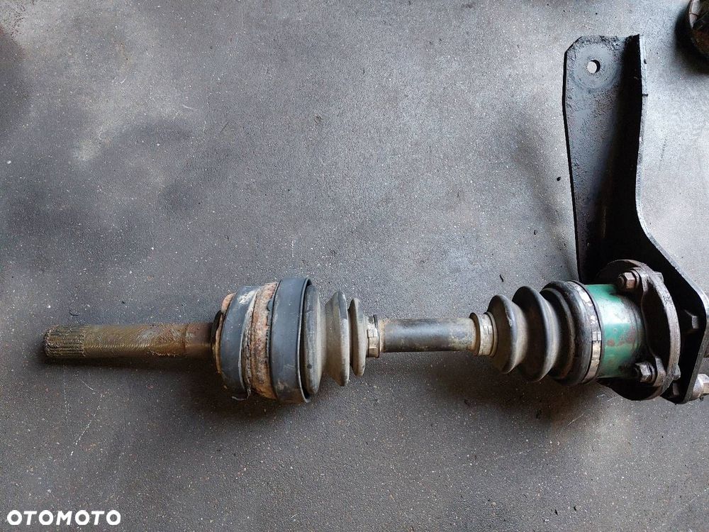 PÓŁOŚ LEWY PRZÓD MITSUBISHI PAJERO I 2.5 TD - 1