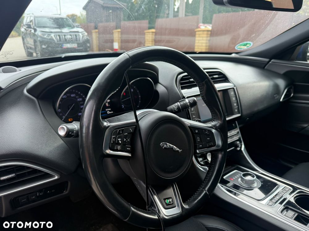 Jaguar XE 2.0 D R-Sport - 18