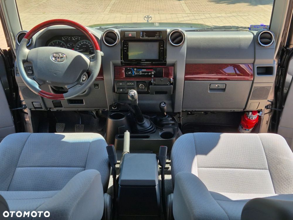 Toyota Land Cruiser - 10