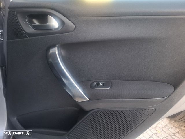 Peugeot 2008 1.6 e-HDi Allure - 40