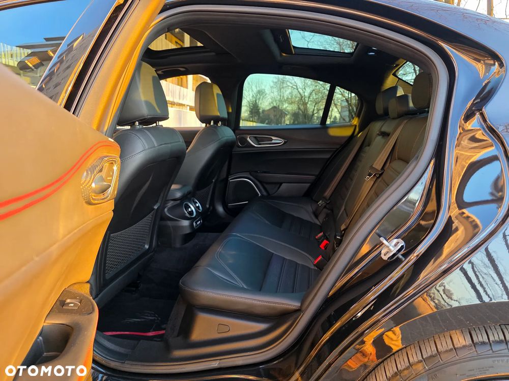 Alfa Romeo Giulia 2.0 Turbo 16V AT8-Q4 Estrema - 25