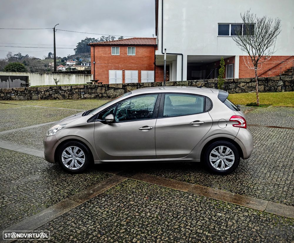 Peugeot 208 1.2 PureTech Signature EAT6 - 4