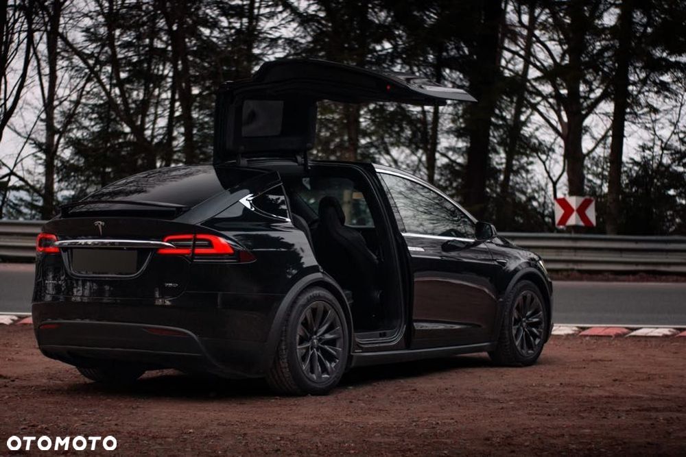 Tesla Model X - 22