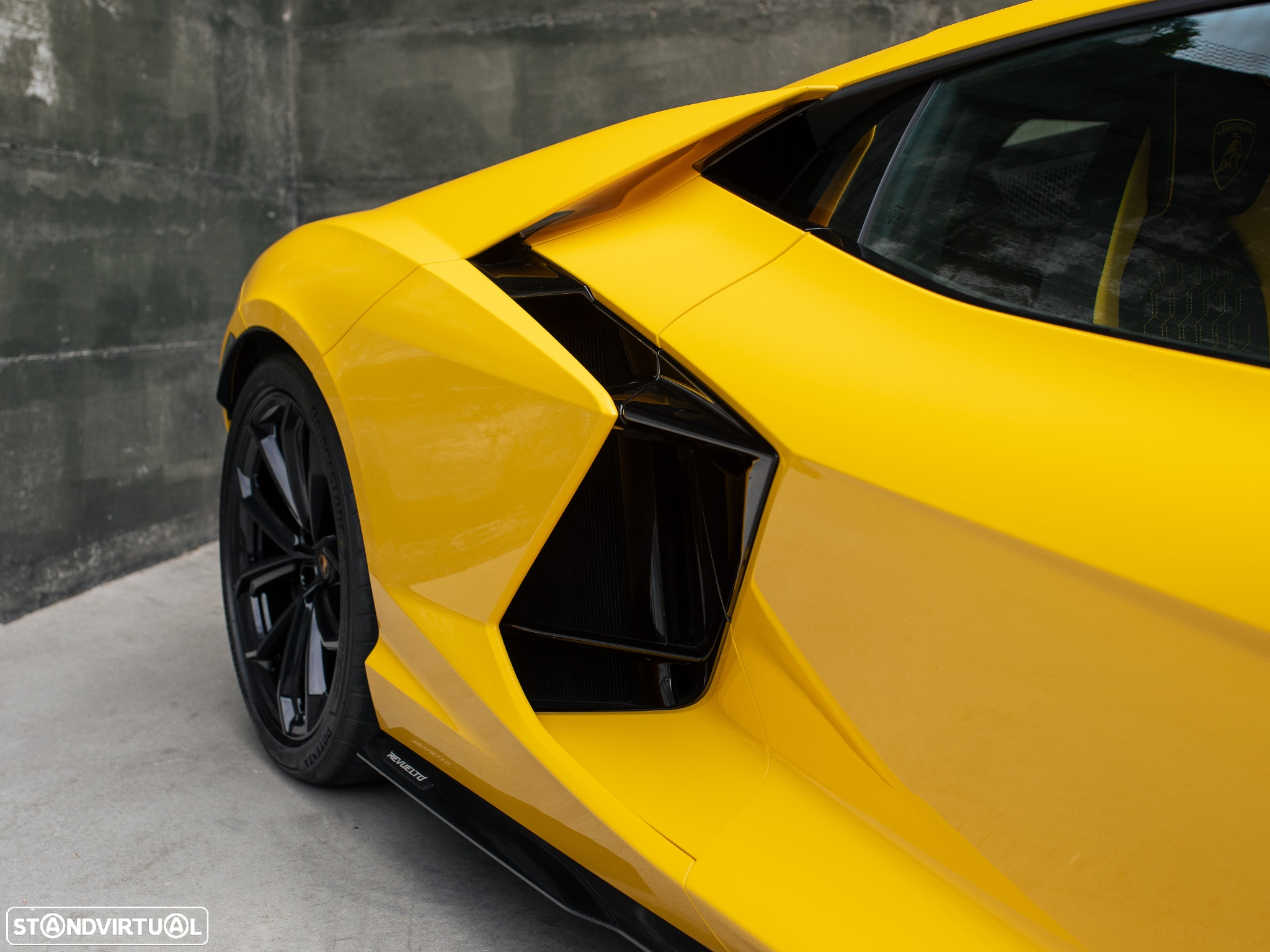 Lamborghini Revuelto - 10
